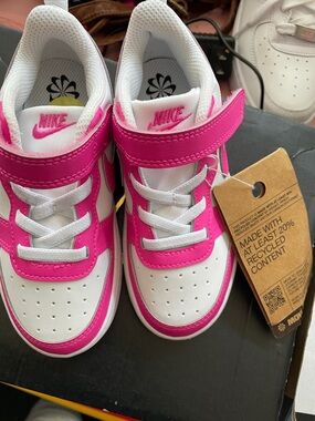 Nike Kids White and Hot Pink Low-Top Sneakers